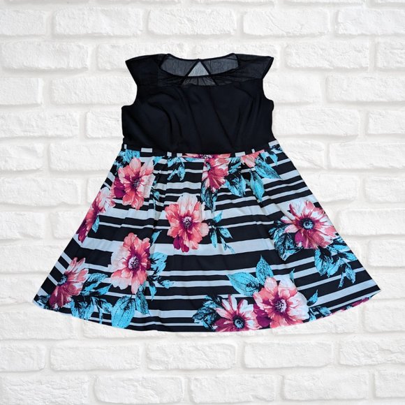 * Plus size* Sangria high waist Floral Dress with pockets *nwt* Size 18 - Picture 1 of 5